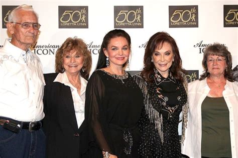 Loretta Lynn’s Siblings: Meet Her 7 Sisters & Brothers.